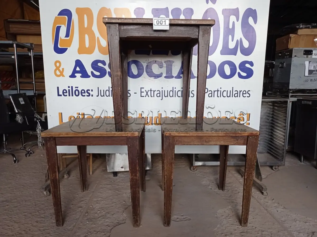 LOTE 001 - 03 MESAS EM MADEIRA MEDINDO 80X80CM. (NO ESTADO, NÃO SABEMOS SE FUNCIONA. LEILÃO NÃO TEM GARANTIA E NEM DEVOLUÇÃO).