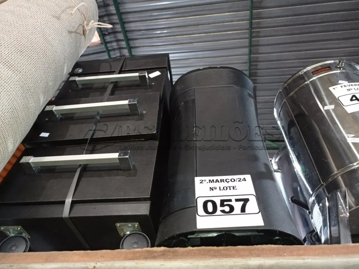 LOTE 057 - 01 GAVETEIRO E 01 FRAGMENTADORA DE PAPEL. (NO ESTADO) ATENÇÃO! FAZER A VISITAÇÃO ANTES DE ARREMATAR, NÃO SABEMOS SE FUNCIONA. LEILÃO NÃO TEM GARANTIA E NEM DEVOLUÇÃO, SUJEITO A POSSÍVEIS AVARIAS VISÍVEIS/OCULTAS E/OU AUSÊNCIA DE COMPONENTES.