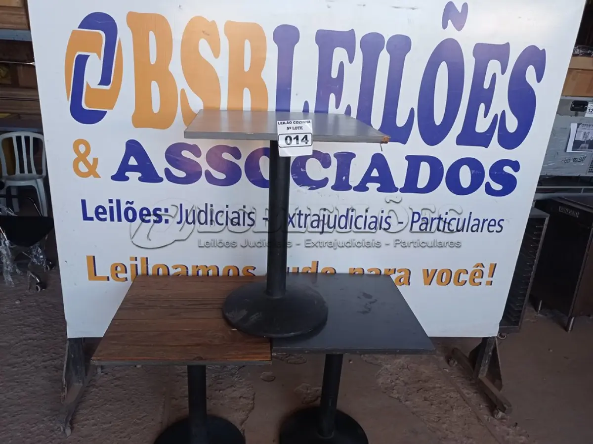 LOTE 014 - 03 MESAS DE MADEIRA COM PÉS DE FERRO MEDIDAS VARIADAS. (NO ESTADO, NÃO SABEMOS SE FUNCIONA. LEILÃO NÃO TEM GARANTIA E NEM DEVOLUÇÃO).