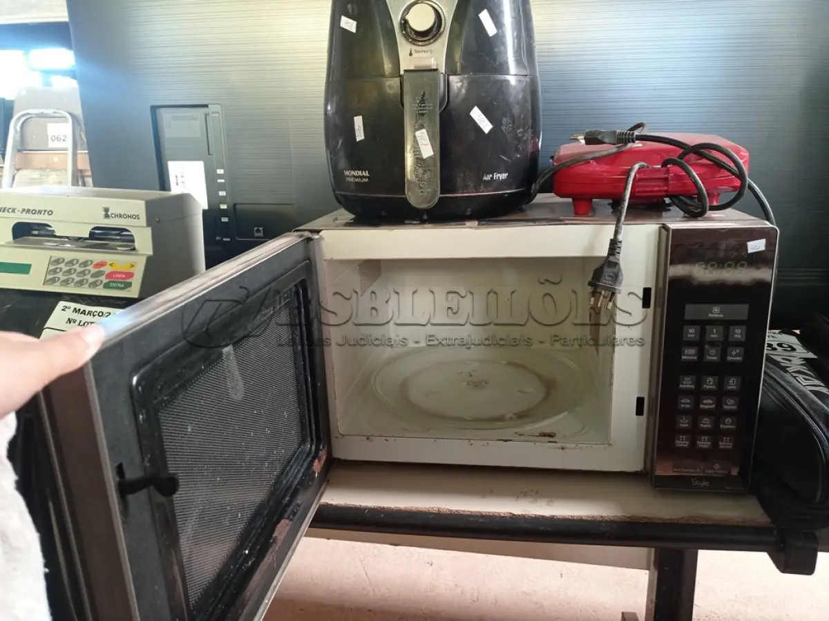 LOTE 142 - 01 MICRO-ONDAS, 01 AIR FRY E 01 SANDUICHEIRA. (NO ESTADO) ATENÇÃO! FAZER A VISITAÇÃO ANTES DE ARREMATAR, NÃO SABEMOS SE FUNCIONA. LEILÃO NÃO TEM GARANTIA E NEM DEVOLUÇÃO, SUJEITO A POSSÍVEIS AVARIAS VISÍVEIS/OCULTAS E/OU AUSÊNCIA DE COMPONENTES.