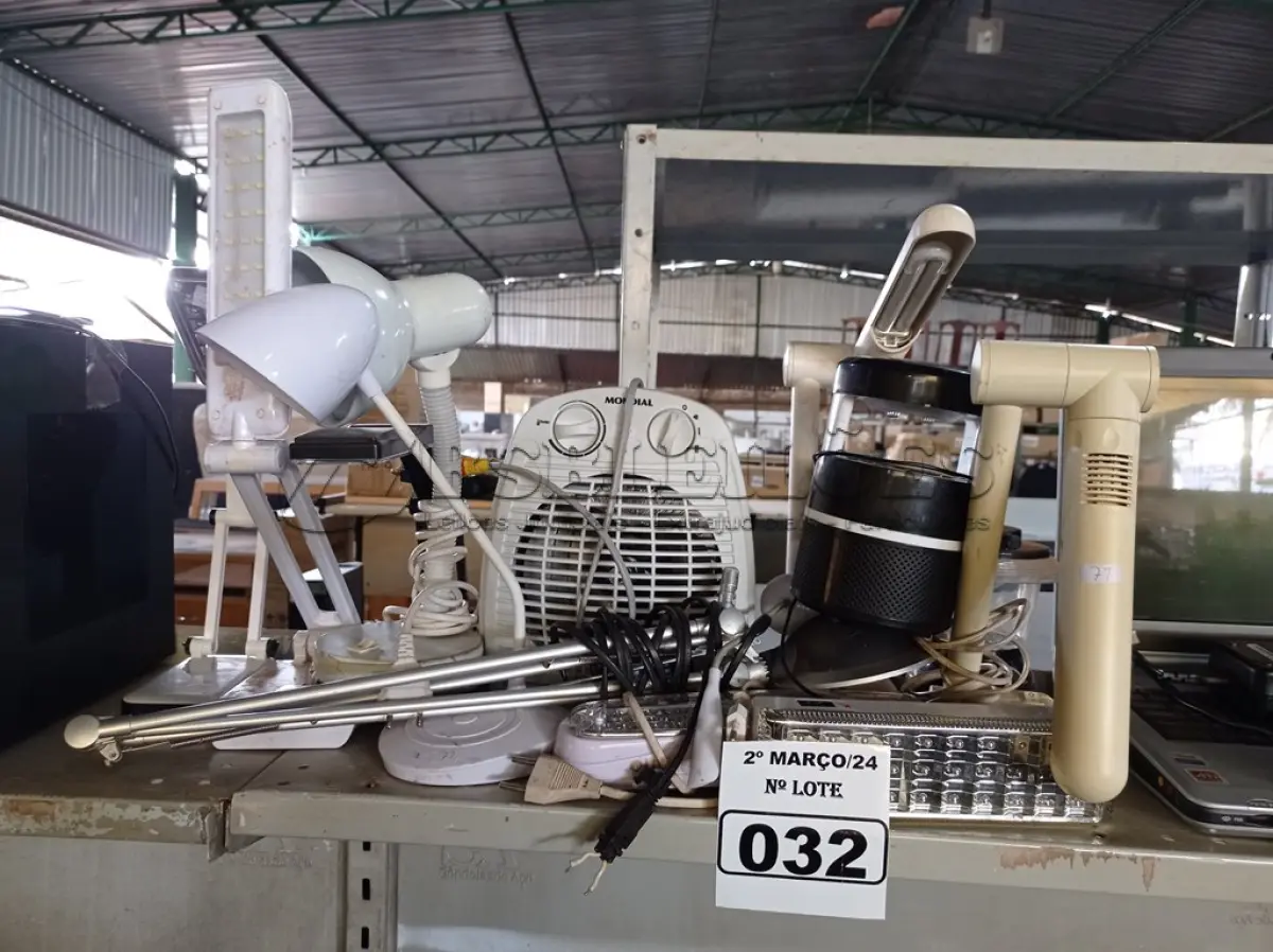 LOTE 032 - 01 AQUECEDOR E VÁRIAS LUMINÁRIAS MARCAS E MODELOS DIVERSOS. (NO ESTADO) ATENÇÃO! FAZER A VISITAÇÃO ANTES DE ARREMATAR, NÃO SABEMOS SE FUNCIONA. LEILÃO NÃO TEM GARANTIA E NEM DEVOLUÇÃO, SUJEITO A POSSÍVEIS AVARIAS VISÍVEIS/OCULTAS E/OU AUSÊNCIA DE COMPONENTES.