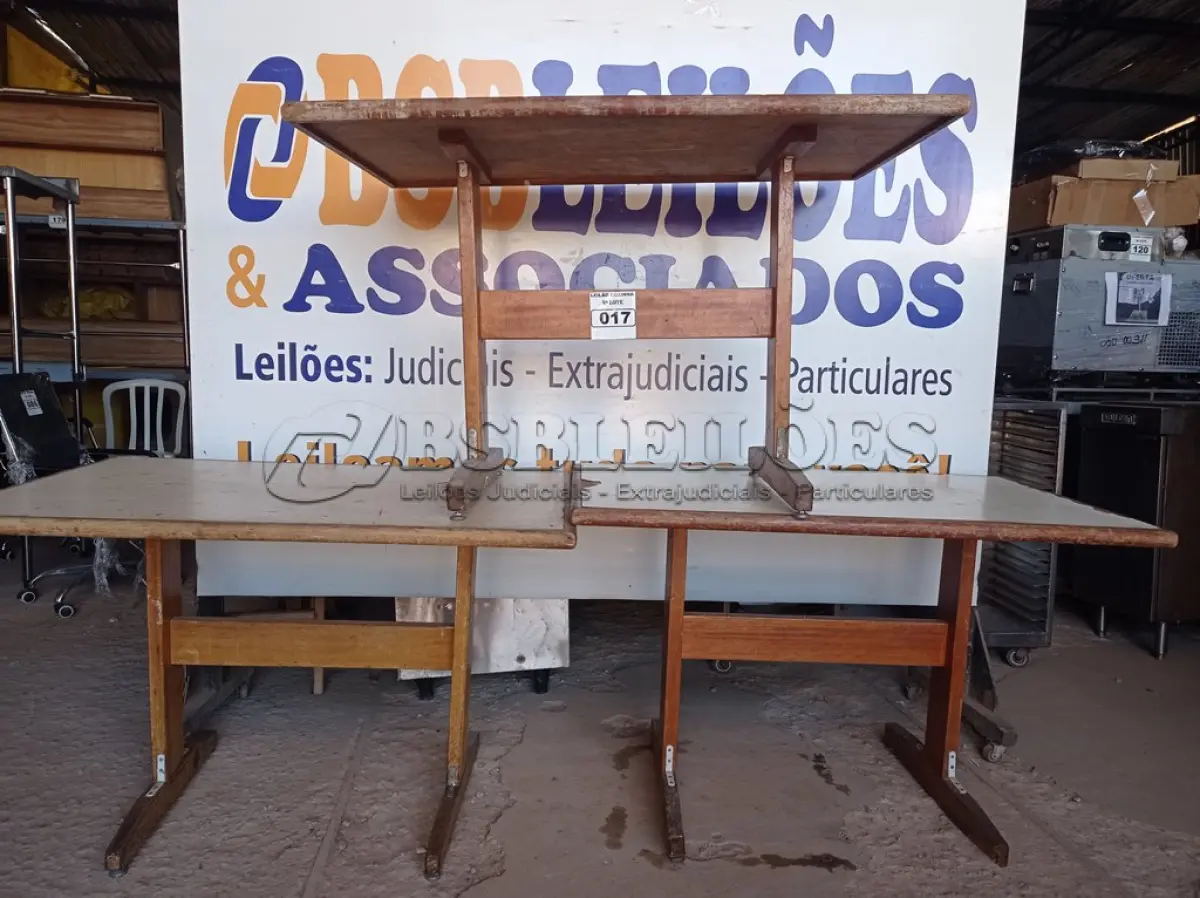 LOTE 017 - 03 MESAS DE MADEIRA MEDINDO 120CMX75CM. (NO ESTADO, NÃO SABEMOS SE FUNCIONA. LEILÃO NÃO TEM GARANTIA E NEM DEVOLUÇÃO).