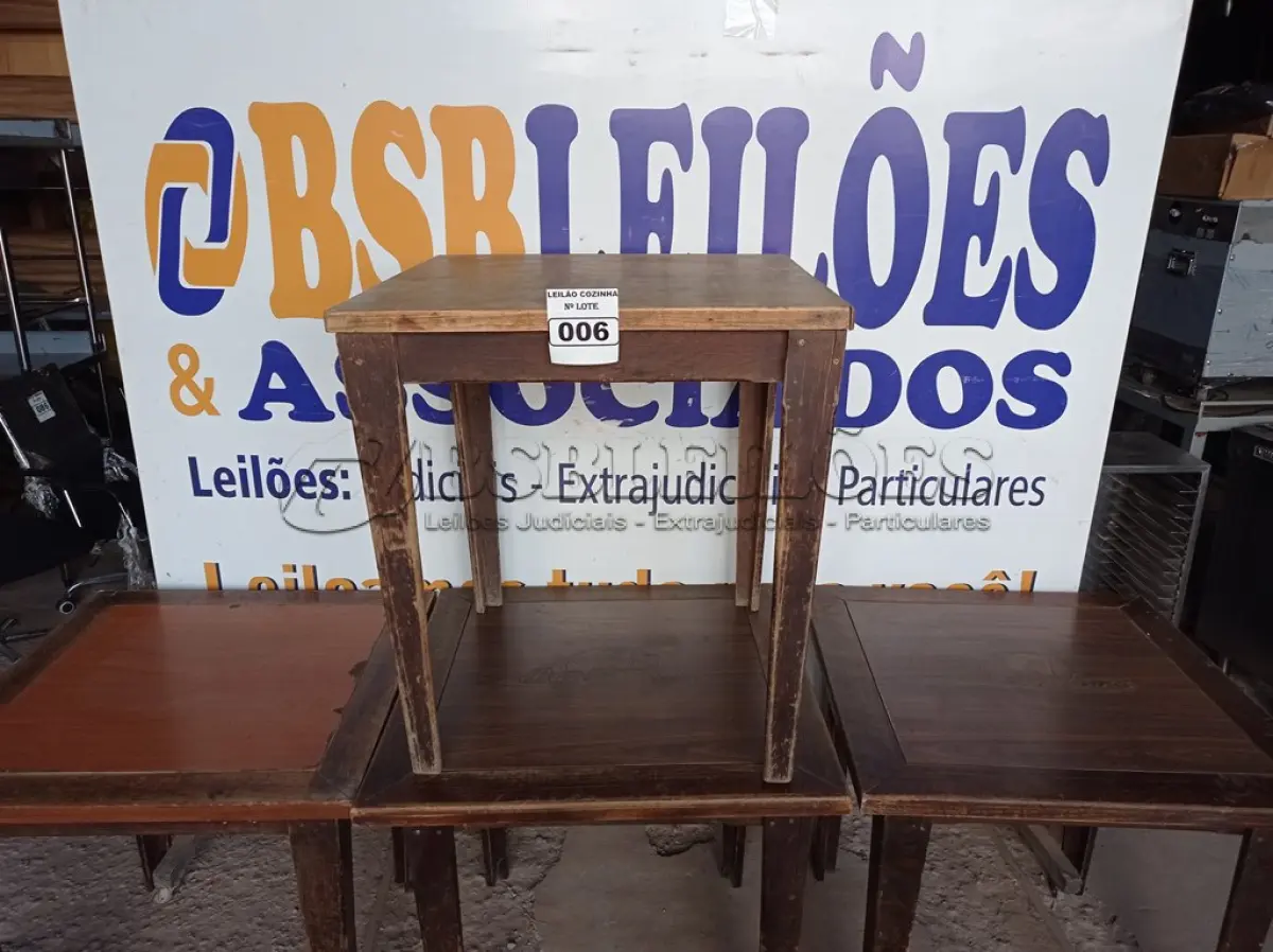 LOTE 006 - 04 MESAS EM MADEIRA MEDINDO 80X80CM. (NO ESTADO, NÃO SABEMOS SE FUNCIONA. LEILÃO NÃO TEM GARANTIA E NEM DEVOLUÇÃO).