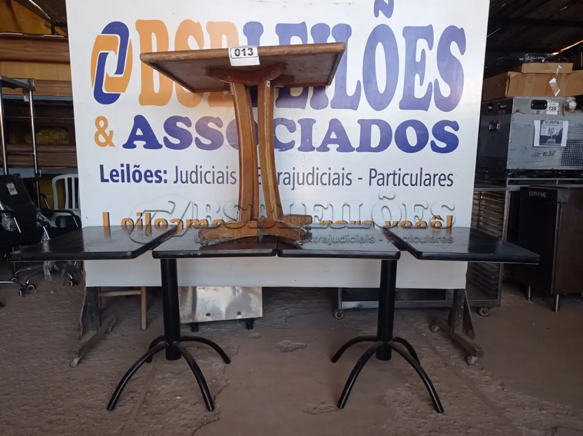 LOTE 013 - 03 MESAS DE MADEIRA COM PÉS DE FERRO MEDIDAS VARIADAS. (NO ESTADO, NÃO SABEMOS SE FUNCIONA. LEILÃO NÃO TEM GARANTIA E NEM DEVOLUÇÃO).
