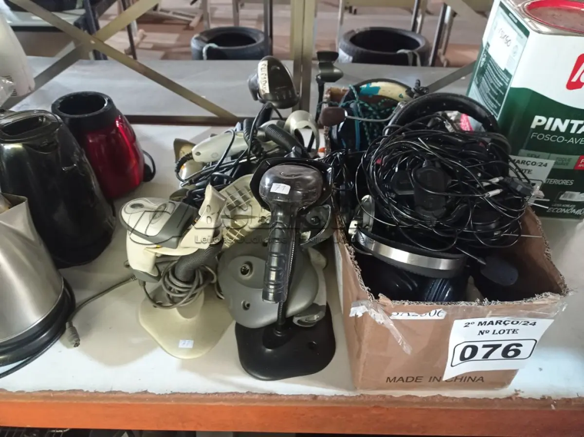 LOTE 076 - 01 LOTE COM VÁRIOS LEITORES DE CÓDIGO DE BARRAS E FONES DE OUVIDO MARCAS E MODELOS DIVERSOS. (NO ESTADO) ATENÇÃO! FAZER A VISITAÇÃO ANTES DE ARREMATAR, NÃO SABEMOS SE FUNCIONA. LEILÃO NÃO TEM GARANTIA E NEM DEVOLUÇÃO, SUJEITO A POSSÍVEIS AVARIAS VISÍVEIS/OCULTAS E/OU AUSÊNCIA DE COMPONENTES.