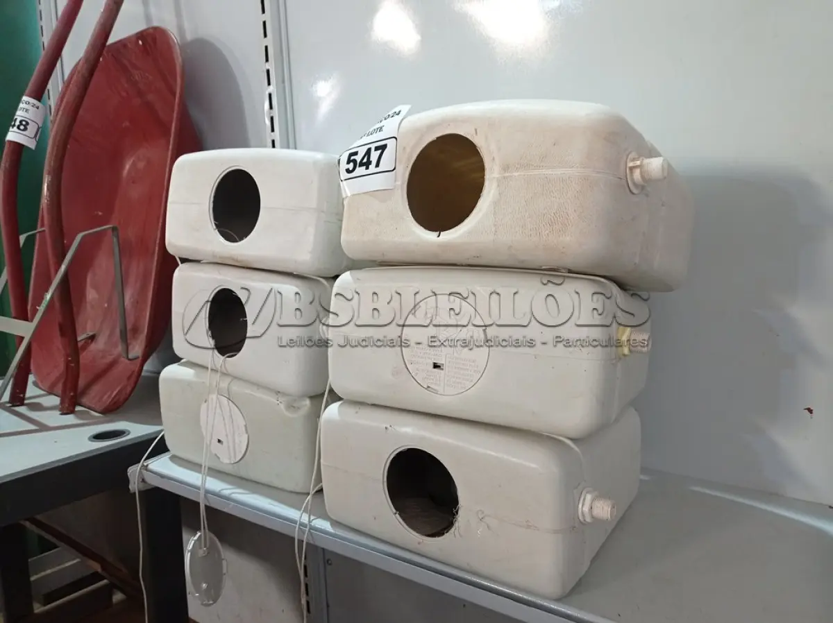 LOTE 547 - 06 CAIXAS DE DESCARGA.  (NO ESTADO) ATENÇÃO! FAZER A VISITAÇÃO ANTES DE ARREMATAR, NÃO SABEMOS SE FUNCIONA. LEILÃO NÃO TEM GARANTIA E NEM DEVOLUÇÃO, SUJEITO A POSSÍVEIS AVARIAS VISÍVEIS/OCULTAS E/OU AUSÊNCIA DE COMPONENTES.