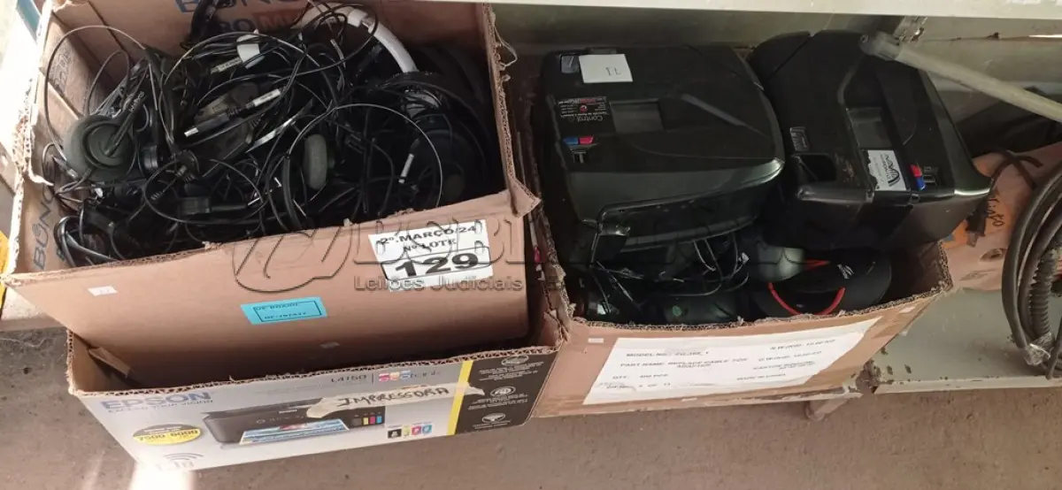 LOTE 129 - 02 RELÓGIOS DE PONTO, VÁRIOS FONES DE OUVIDO E VÁRIAS CAIXINHAS DE SOM PARA PC MARCAS E MODELOS DIVERSOS. (NO ESTADO) ATENÇÃO! FAZER A VISITAÇÃO ANTES DE ARREMATAR, NÃO SABEMOS SE FUNCIONA. LEILÃO NÃO TEM GARANTIA E NEM DEVOLUÇÃO, SUJEITO A POSSÍVEIS AVARIAS VISÍVEIS/OCULTAS E/OU AUSÊNCIA DE COMPONENTES.