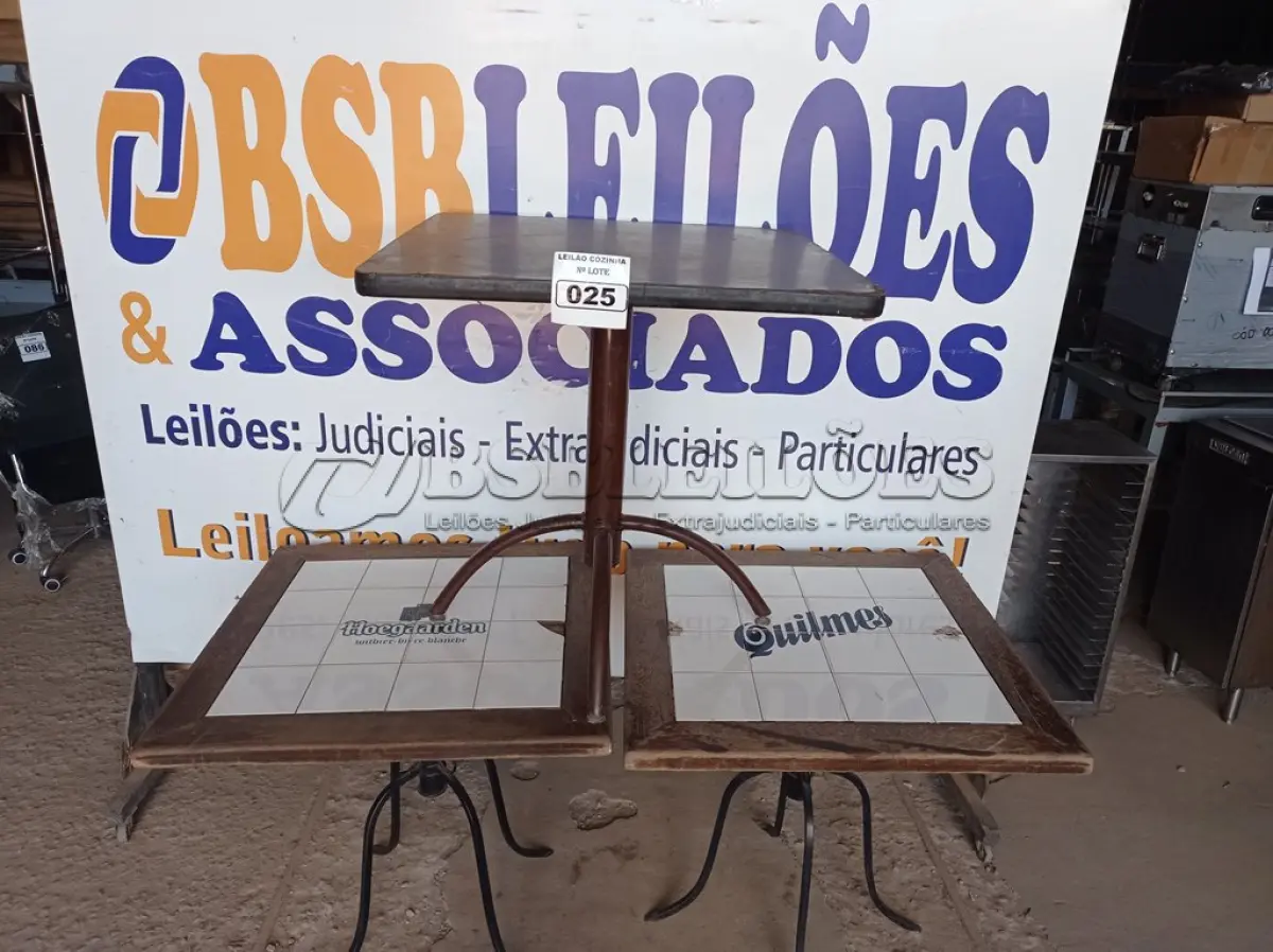 LOTE 025 - 03 MESAS DE MADEIRA COM PÉS DE FERRO, SENDO 02 COM TAMPO EM AZULEJO. (NO ESTADO, NÃO SABEMOS SE FUNCIONA. LEILÃO NÃO TEM GARANTIA E NEM DEVOLUÇÃO).