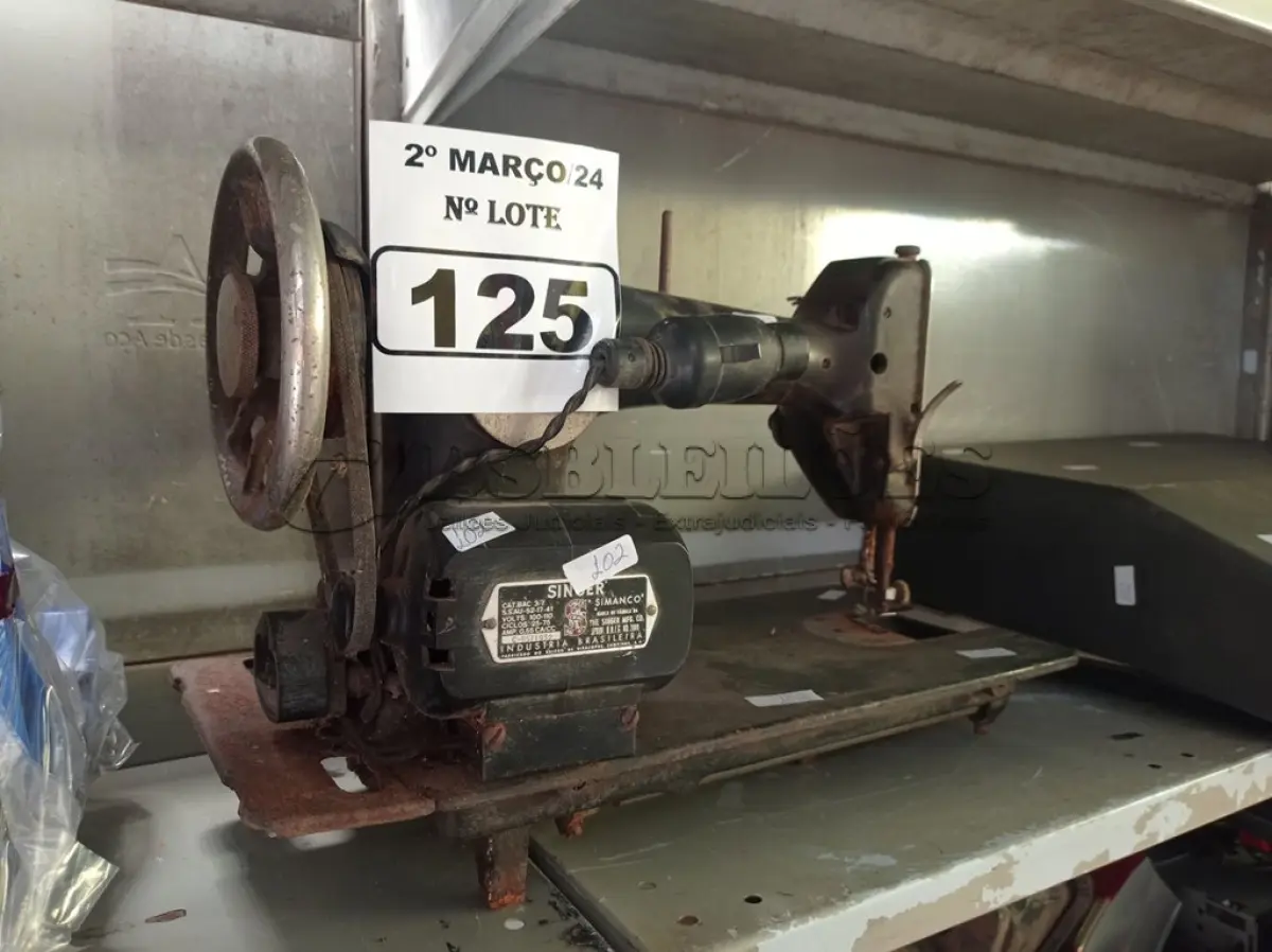 LOTE 125 - 01 MÁQUINA DE COSTURA ANTIGA. (NO ESTADO) ATENÇÃO! FAZER A VISITAÇÃO ANTES DE ARREMATAR, NÃO SABEMOS SE FUNCIONA. LEILÃO NÃO TEM GARANTIA E NEM DEVOLUÇÃO, SUJEITO A POSSÍVEIS AVARIAS VISÍVEIS/OCULTAS E/OU AUSÊNCIA DE COMPONENTES.