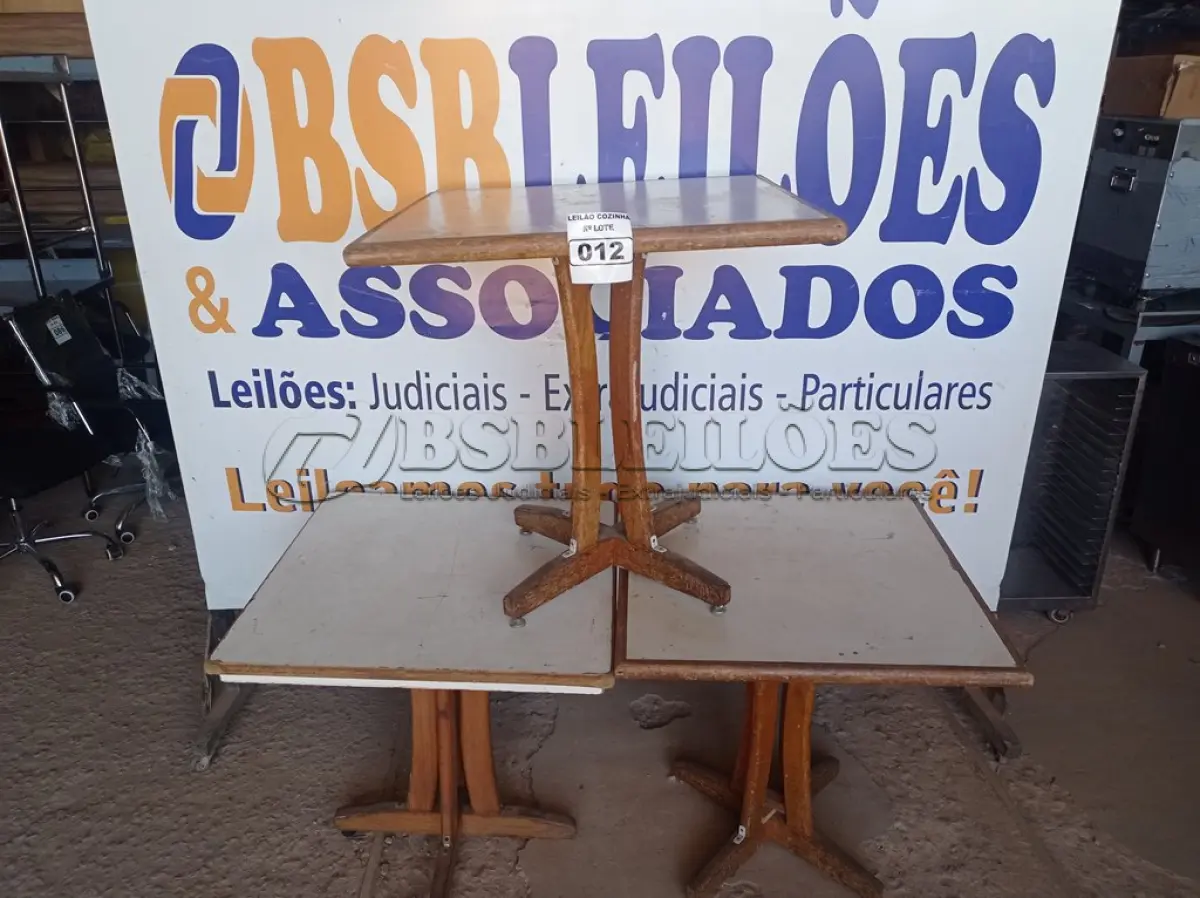 LOTE 012 - 03 MESAS DE MADEIRA MEDINDO 75XCM75CM. (NO ESTADO, NÃO SABEMOS SE FUNCIONA. LEILÃO NÃO TEM GARANTIA E NEM DEVOLUÇÃO).