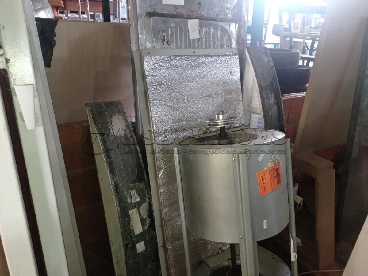 LOTE 375 - 02 PORTAS, 01 TAMPO DE VIDRO, 01 PIA, 02 ACABAMENTOS PARA JANELAS E 01 EXAUSTOR INDUSTRIAL. (NO ESTADO) ATENÇÃO! FAZER A VISITAÇÃO ANTES DE ARREMATAR, NÃO SABEMOS SE FUNCIONA. LEILÃO NÃO TEM GARANTIA E NEM DEVOLUÇÃO, SUJEITO A POSSÍVEIS AVARIAS VISÍVEIS/OCULTAS E/OU AUSÊNCIA DE COMPONENTES.