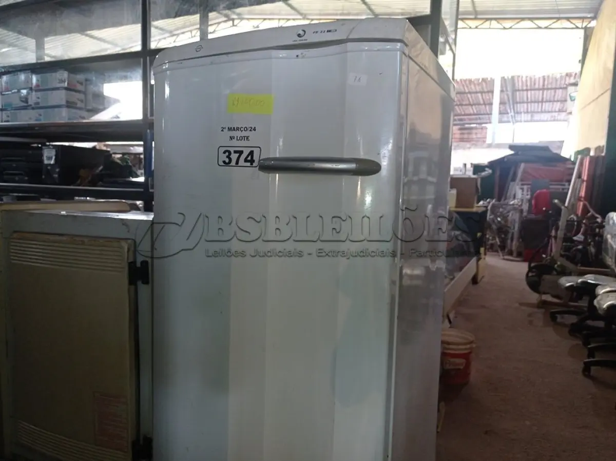 LOTE 374 - 01 FREEZER VERTICAL MARCA ELECTROLUX 220V. (NO ESTADO) ATENÇÃO! FAZER A VISITAÇÃO ANTES DE ARREMATAR, NÃO SABEMOS SE FUNCIONA. LEILÃO NÃO TEM GARANTIA E NEM DEVOLUÇÃO, SUJEITO A POSSÍVEIS AVARIAS VISÍVEIS/OCULTAS E/OU AUSÊNCIA DE COMPONENTES.