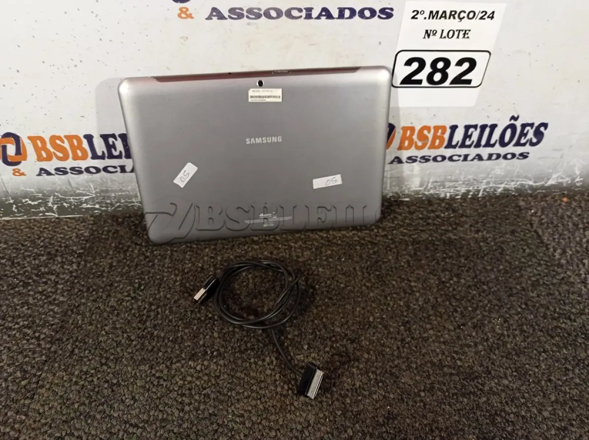 LOTE 282 - 01 TABLET SAMSUNG TAB2 TELA 10.1” COM CABO. (NO ESTADO) ATENÇÃO! FAZER A VISITAÇÃO ANTES DE ARREMATAR, NÃO SABEMOS SE FUNCIONA. LEILÃO NÃO TEM GARANTIA E NEM DEVOLUÇÃO, SUJEITO A POSSÍVEIS AVARIAS VISÍVEIS/OCULTAS E/OU AUSÊNCIA DE COMPONENTES.