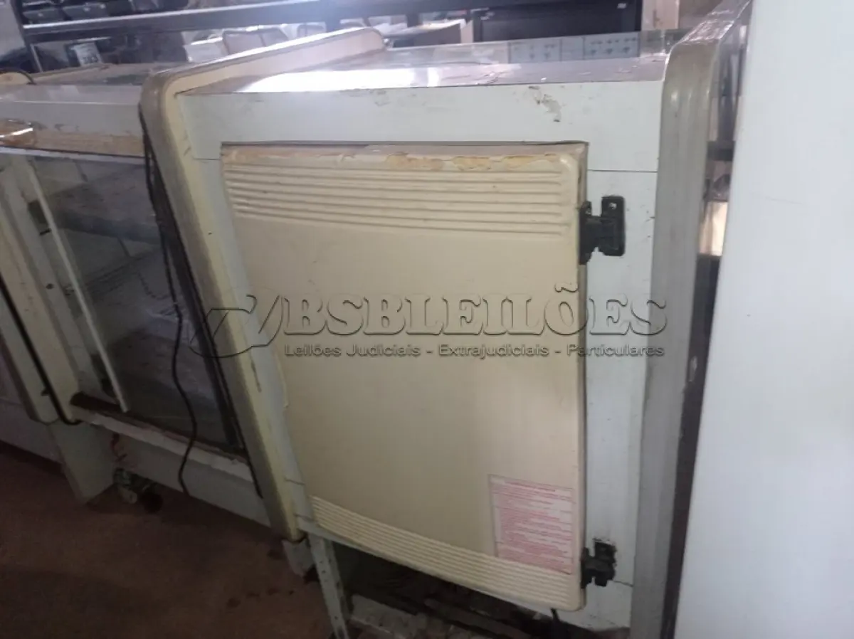 LOTE 373 - 01 BALCÃO REFRIGERADO MARCA GELOPAR. (NO ESTADO) ATENÇÃO! FAZER A VISITAÇÃO ANTES DE ARREMATAR, NÃO SABEMOS SE FUNCIONA. LEILÃO NÃO TEM GARANTIA E NEM DEVOLUÇÃO, SUJEITO A POSSÍVEIS AVARIAS VISÍVEIS/OCULTAS E/OU AUSÊNCIA DE COMPONENTES.