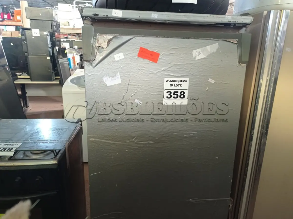 LOTE 358 - 01 FREEZER VERTICAL COM AVARIAS. (NO ESTADO) ATENÇÃO! FAZER A VISITAÇÃO ANTES DE ARREMATAR, NÃO SABEMOS SE FUNCIONA. LEILÃO NÃO TEM GARANTIA E NEM DEVOLUÇÃO, SUJEITO A POSSÍVEIS AVARIAS VISÍVEIS/OCULTAS E/OU AUSÊNCIA DE COMPONENTES.