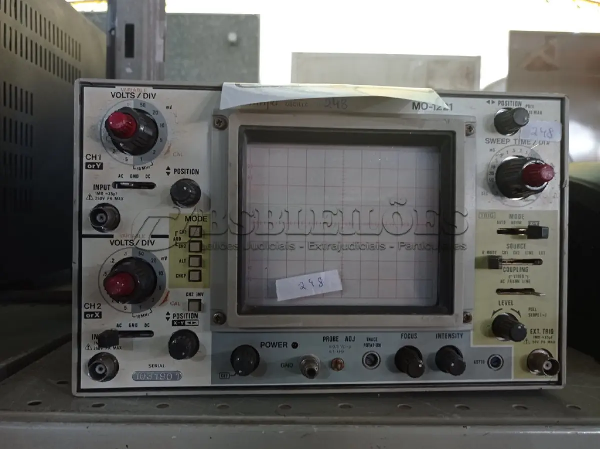 LOTE 416 - 01 OSCILOSCÓPIO. (NO ESTADO) ATENÇÃO! FAZER A VISITAÇÃO ANTES DE ARREMATAR, NÃO SABEMOS SE FUNCIONA. LEILÃO NÃO TEM GARANTIA E NEM DEVOLUÇÃO, SUJEITO A POSSÍVEIS AVARIAS VISÍVEIS/OCULTAS E/OU AUSÊNCIA DE COMPONENTES.