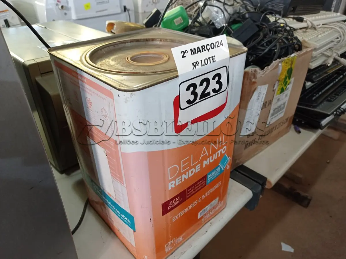 LOTE 323 - 01 LATA DE TINTA IQUINE DELANIL RENDE MUITO 18L FOSCO BASE “M”. (NO ESTADO) ATENÇÃO! FAZER A VISITAÇÃO ANTES DE ARREMATAR, NÃO SABEMOS SE FUNCIONA. LEILÃO NÃO TEM GARANTIA E NEM DEVOLUÇÃO, SUJEITO A POSSÍVEIS AVARIAS VISÍVEIS/OCULTAS E/OU AUSÊNCIA DE COMPONENTES.