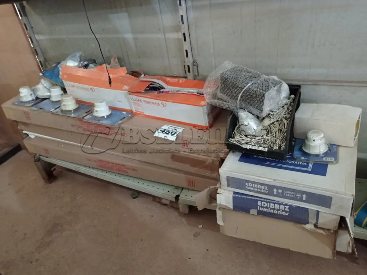 LOTE 450 - 01 LOTE COM VÁRIAS LUMINÁRIAS MARCAS E MODELOS DIVERSOS. (NO ESTADO) ATENÇÃO! FAZER A VISITAÇÃO ANTES DE ARREMATAR, NÃO SABEMOS SE FUNCIONA. LEILÃO NÃO TEM GARANTIA E NEM DEVOLUÇÃO, SUJEITO A POSSÍVEIS AVARIAS VISÍVEIS/OCULTAS E/OU AUSÊNCIA DE COMPONENTES.