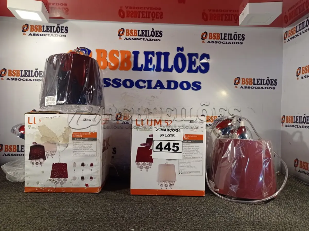 LOTE 445 - 02 LUMINÁRIAS PENDENTE SÃO PAULO. (NO ESTADO) ATENÇÃO! FAZER A VISITAÇÃO ANTES DE ARREMATAR, NÃO SABEMOS SE FUNCIONA. LEILÃO NÃO TEM GARANTIA E NEM DEVOLUÇÃO, SUJEITO A POSSÍVEIS AVARIAS VISÍVEIS/OCULTAS E/OU AUSÊNCIA DE COMPONENTES.