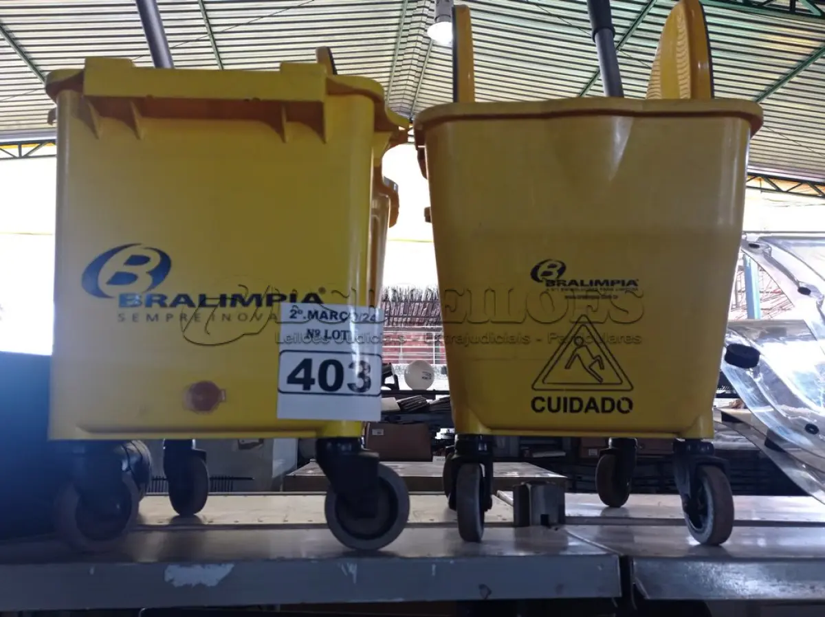 LOTE 403 - 02 CARRINHOS DE LIMPEZA. (NO ESTADO) ATENÇÃO! FAZER A VISITAÇÃO ANTES DE ARREMATAR, NÃO SABEMOS SE FUNCIONA. LEILÃO NÃO TEM GARANTIA E NEM DEVOLUÇÃO, SUJEITO A POSSÍVEIS AVARIAS VISÍVEIS/OCULTAS E/OU AUSÊNCIA DE COMPONENTES.