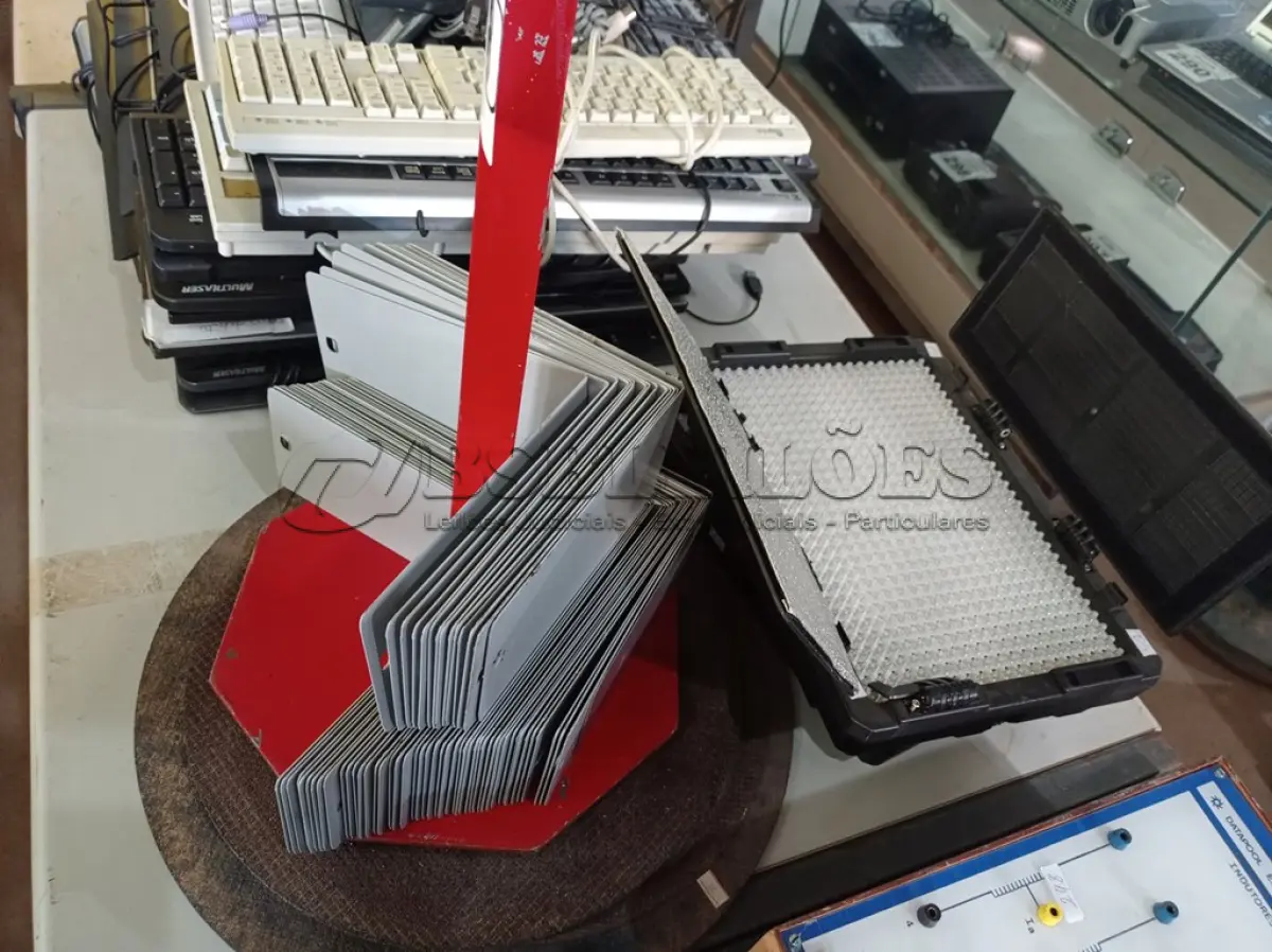 LOTE 318 - 01 TOTEM PARA SENHA, VÁRIOS DISCOS DE CORTE, VÁRIAS CANTONEIRAS DE FERRO E 02 LUMINÁRIAS DE LED. (NO ESTADO) ATENÇÃO! FAZER A VISITAÇÃO ANTES DE ARREMATAR, NÃO SABEMOS SE FUNCIONA. LEILÃO NÃO TEM GARANTIA E NEM DEVOLUÇÃO, SUJEITO A POSSÍVEIS AVARIAS VISÍVEIS/OCULTAS E/OU AUSÊNCIA DE COMPONENTES.