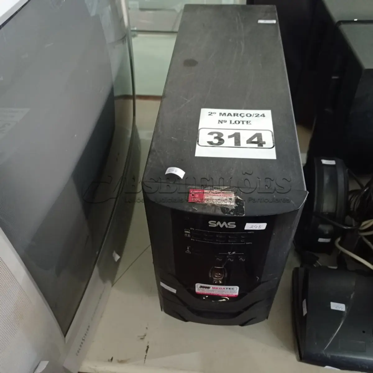 LOTE 314 - 01 NOBREAK MARCA SMS 2200VA. (NO ESTADO) ATENÇÃO! FAZER A VISITAÇÃO ANTES DE ARREMATAR, NÃO SABEMOS SE FUNCIONA. LEILÃO NÃO TEM GARANTIA E NEM DEVOLUÇÃO, SUJEITO A POSSÍVEIS AVARIAS VISÍVEIS/OCULTAS E/OU AUSÊNCIA DE COMPONENTES.