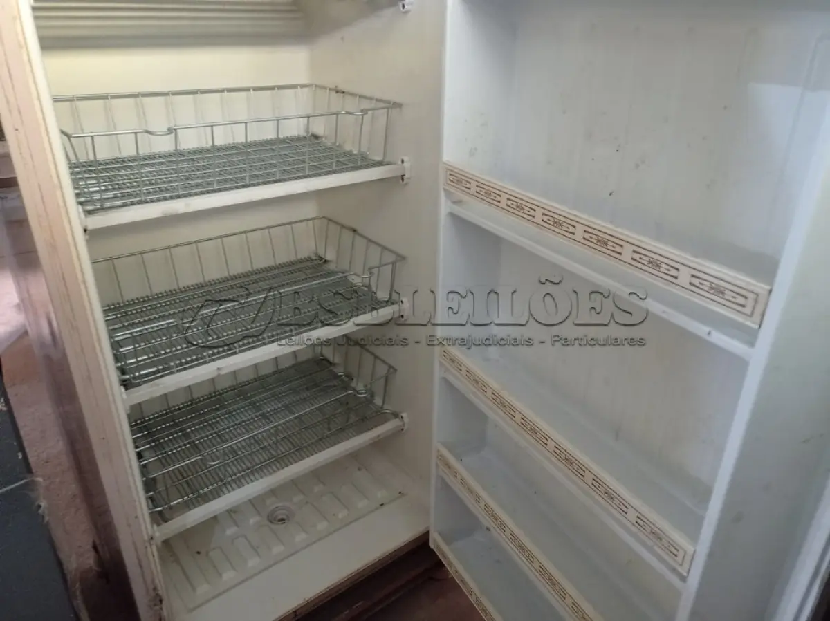 LOTE 356 - 01 FREEZER VERTICAL MARCA METALFRIO. (NO ESTADO) ATENÇÃO! FAZER A VISITAÇÃO ANTES DE ARREMATAR, NÃO SABEMOS SE FUNCIONA. LEILÃO NÃO TEM GARANTIA E NEM DEVOLUÇÃO, SUJEITO A POSSÍVEIS AVARIAS VISÍVEIS/OCULTAS E/OU AUSÊNCIA DE COMPONENTES.