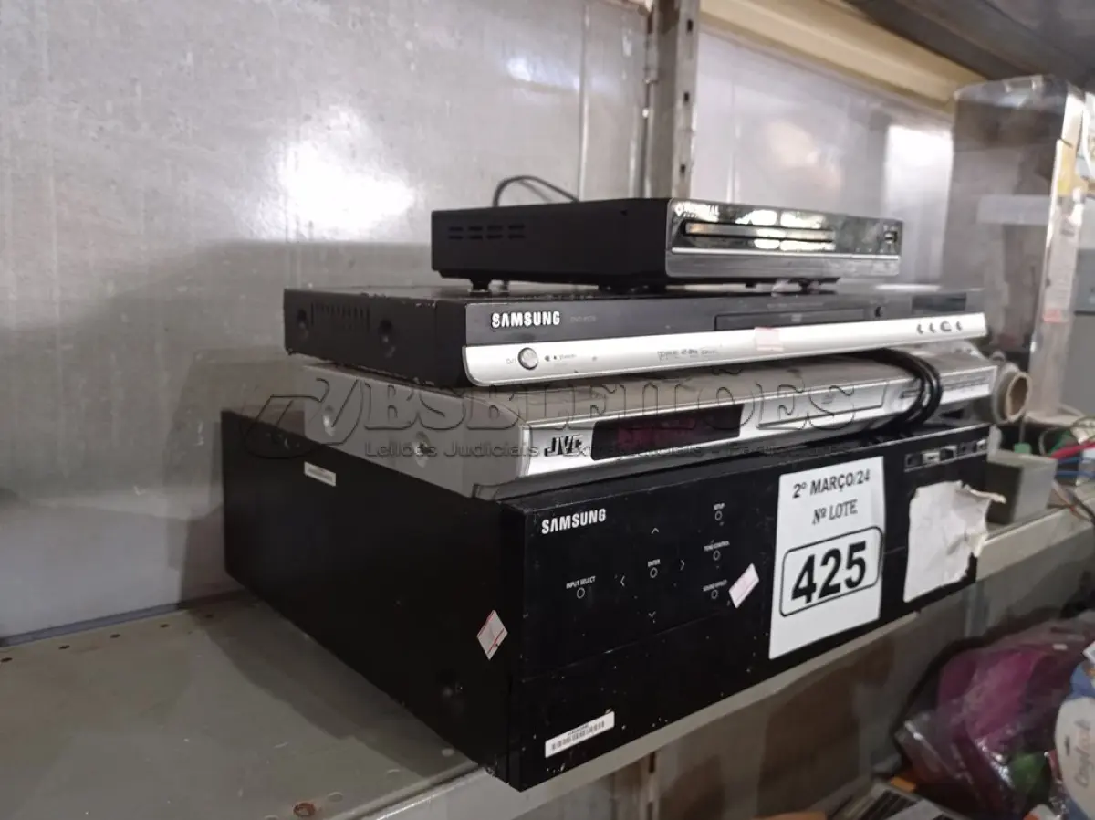 LOTE 425 - 01 RECEIVER E 03 APARELHOS DE DVD MARCAS E MODELOS DIVERSOS. (NO ESTADO) ATENÇÃO! FAZER A VISITAÇÃO ANTES DE ARREMATAR, NÃO SABEMOS SE FUNCIONA. LEILÃO NÃO TEM GARANTIA E NEM DEVOLUÇÃO, SUJEITO A POSSÍVEIS AVARIAS VISÍVEIS/OCULTAS E/OU AUSÊNCIA DE COMPONENTES.