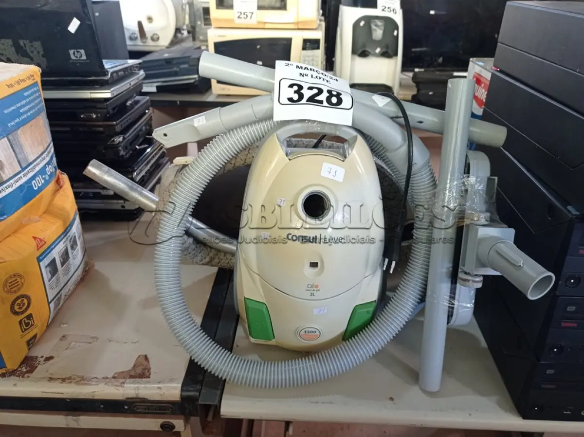 LOTE 328 - 02 ASPIRADORES DE PÓ MARCAS E MODELOS DIVERSOS. (NO ESTADO) ATENÇÃO! FAZER A VISITAÇÃO ANTES DE ARREMATAR, NÃO SABEMOS SE FUNCIONA. LEILÃO NÃO TEM GARANTIA E NEM DEVOLUÇÃO, SUJEITO A POSSÍVEIS AVARIAS VISÍVEIS/OCULTAS E/OU AUSÊNCIA DE COMPONENTES.