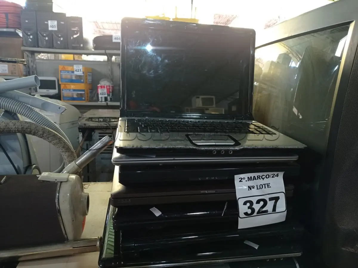 LOTE 327 - 10 NOTEBOOK’S MARCAS E MODELOS DIVERSOS PARA RETIRADA DE PEÇAS. (NO ESTADO) ATENÇÃO! FAZER A VISITAÇÃO ANTES DE ARREMATAR, NÃO SABEMOS SE FUNCIONA. LEILÃO NÃO TEM GARANTIA E NEM DEVOLUÇÃO, SUJEITO A POSSÍVEIS AVARIAS VISÍVEIS/OCULTAS E/OU AUSÊNCIA DE COMPONENTES.