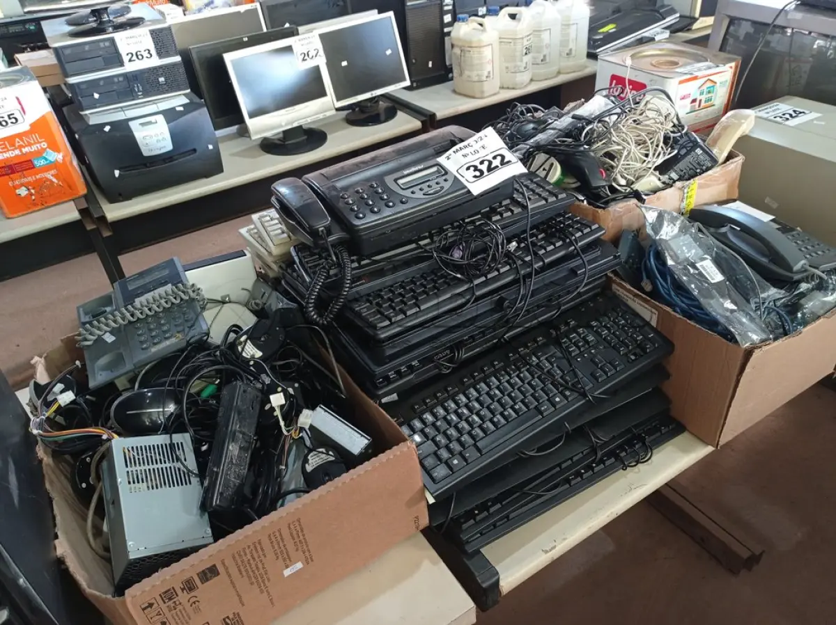 LOTE 322 - 01 LOTE COM FONTES, CABOS, 01 APARELHO DE FAX E PERIFÉRICOS DE INFORMÁTICA DIVERSOS. (NO ESTADO) ATENÇÃO! FAZER A VISITAÇÃO ANTES DE ARREMATAR, NÃO SABEMOS SE FUNCIONA. LEILÃO NÃO TEM GARANTIA E NEM DEVOLUÇÃO, SUJEITO A POSSÍVEIS AVARIAS VISÍVEIS/OCULTAS E/OU AUSÊNCIA DE COMPONENTES.
