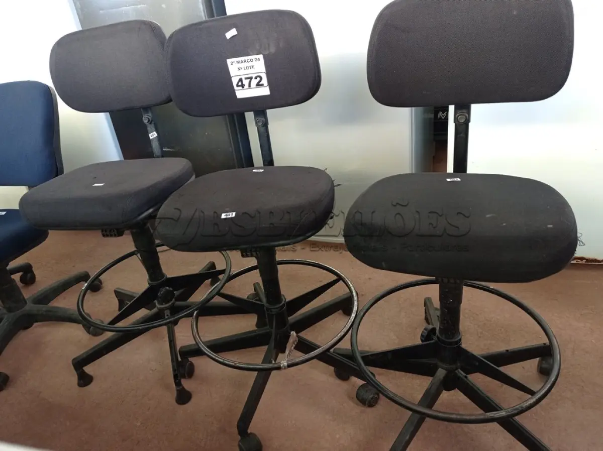LOTE 472 - 03 CADEIRAS PARA CAIXA COM BASE GIRATÓRIA. (NO ESTADO) ATENÇÃO! FAZER A VISITAÇÃO ANTES DE ARREMATAR, NÃO SABEMOS SE FUNCIONA. LEILÃO NÃO TEM GARANTIA E NEM DEVOLUÇÃO, SUJEITO A POSSÍVEIS AVARIAS VISÍVEIS/OCULTAS E/OU AUSÊNCIA DE COMPONENTES.