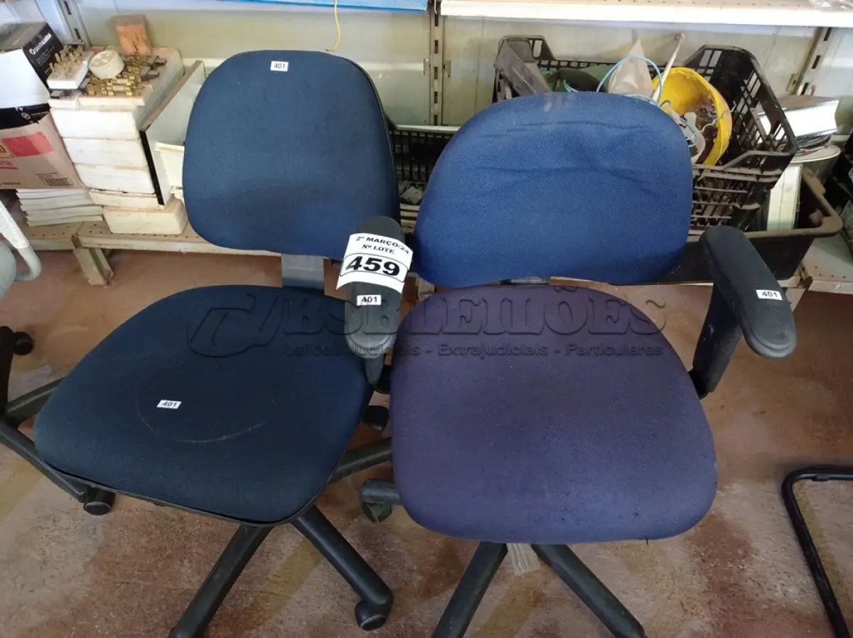 LOTE 459 - 02 CADEIRAS DE ESCRITÓRIO COM BASES GIRATÓRIAS. (NO ESTADO) ATENÇÃO! FAZER A VISITAÇÃO ANTES DE ARREMATAR, NÃO SABEMOS SE FUNCIONA. LEILÃO NÃO TEM GARANTIA E NEM DEVOLUÇÃO, SUJEITO A POSSÍVEIS AVARIAS VISÍVEIS/OCULTAS E/OU AUSÊNCIA DE COMPONENTES.