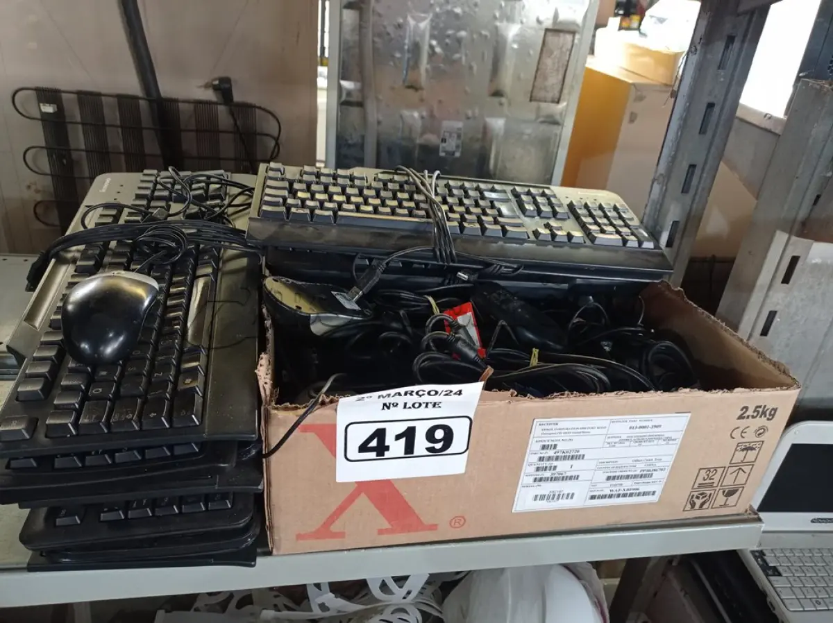 LOTE 419 - 01 LOTE COM VÁRIOS MOUSE E TECLADOS PARA PC MARCAS E MODELOS DIVERSOS. (NO ESTADO) ATENÇÃO! FAZER A VISITAÇÃO ANTES DE ARREMATAR, NÃO SABEMOS SE FUNCIONA. LEILÃO NÃO TEM GARANTIA E NEM DEVOLUÇÃO, SUJEITO A POSSÍVEIS AVARIAS VISÍVEIS/OCULTAS E/OU AUSÊNCIA DE COMPONENTES.