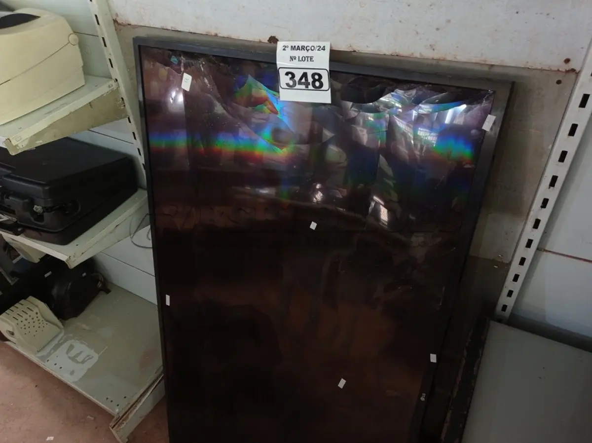 LOTE 348 - 01 TV LG 55” POL PARA RETIRADA DE PEÇAS. (NO ESTADO) ATENÇÃO! FAZER A VISITAÇÃO ANTES DE ARREMATAR, NÃO SABEMOS SE FUNCIONA. LEILÃO NÃO TEM GARANTIA E NEM DEVOLUÇÃO, SUJEITO A POSSÍVEIS AVARIAS VISÍVEIS/OCULTAS E/OU AUSÊNCIA DE COMPONENTES.