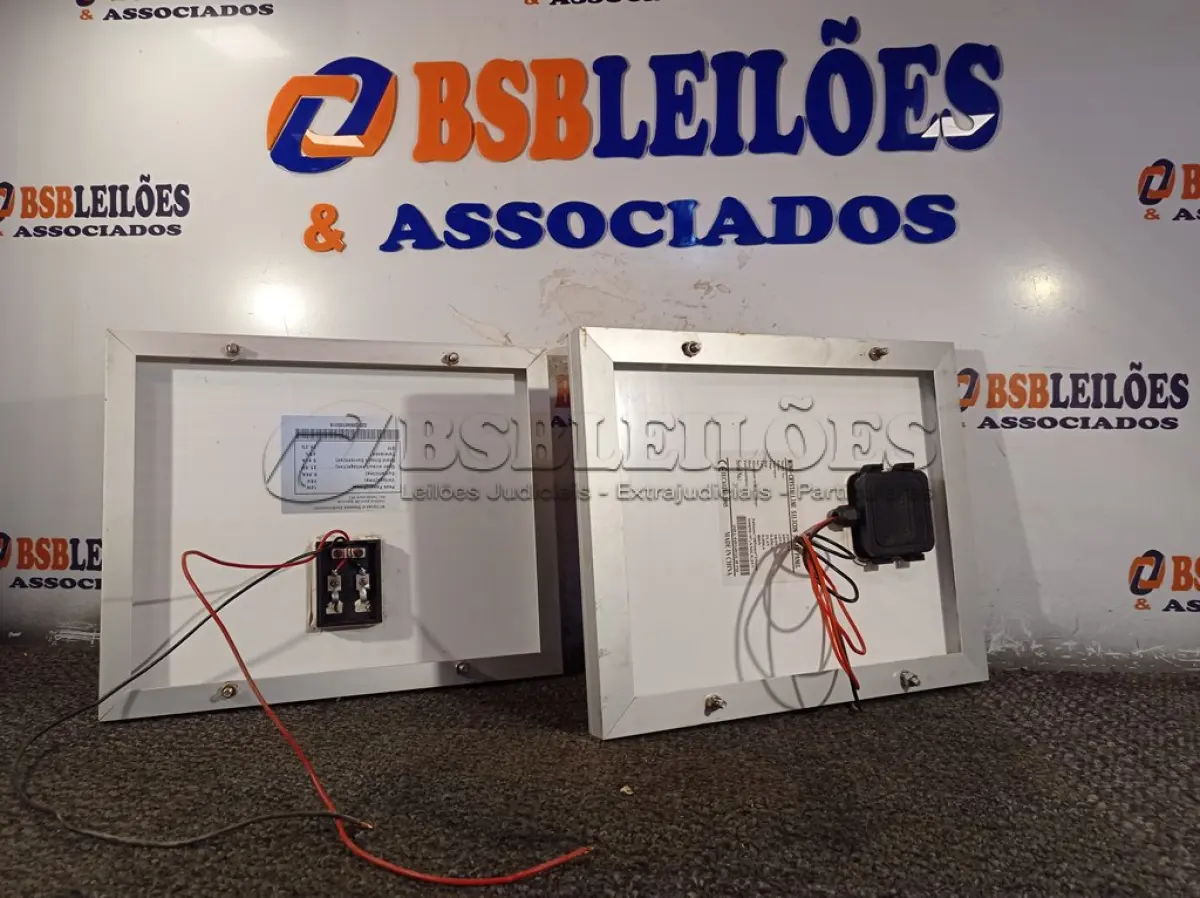 LOTE 439 - 02 PAINÉIS SOLARES 18V 10W. (NO ESTADO) ATENÇÃO! FAZER A VISITAÇÃO ANTES DE ARREMATAR, NÃO SABEMOS SE FUNCIONA. LEILÃO NÃO TEM GARANTIA E NEM DEVOLUÇÃO, SUJEITO A POSSÍVEIS AVARIAS VISÍVEIS/OCULTAS E/OU AUSÊNCIA DE COMPONENTES.