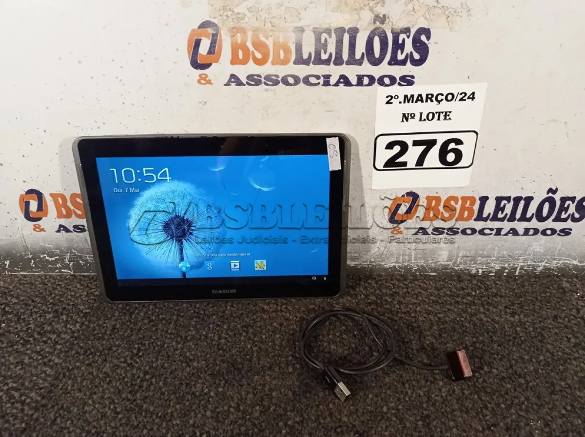 LOTE 276 - 01 TABLET SAMSUNG TAB2 TELA 10.1” COM CABO. (NO ESTADO) ATENÇÃO! FAZER A VISITAÇÃO ANTES DE ARREMATAR, NÃO SABEMOS SE FUNCIONA. LEILÃO NÃO TEM GARANTIA E NEM DEVOLUÇÃO, SUJEITO A POSSÍVEIS AVARIAS VISÍVEIS/OCULTAS E/OU AUSÊNCIA DE COMPONENTES.