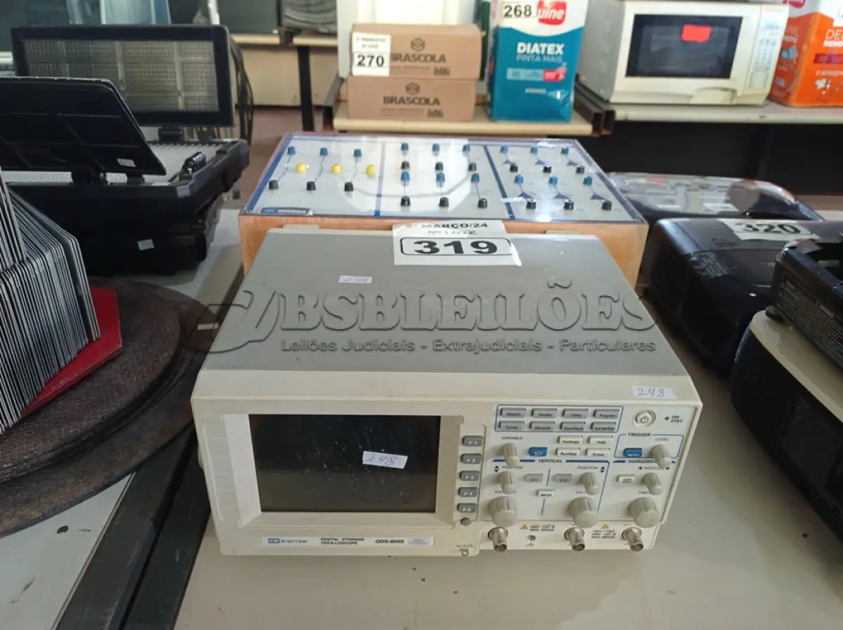 LOTE 319 - 01 MODULO DE COMUTAÇÃO E 01 OSCILOSCÓPIO. (NO ESTADO) ATENÇÃO! FAZER A VISITAÇÃO ANTES DE ARREMATAR, NÃO SABEMOS SE FUNCIONA. LEILÃO NÃO TEM GARANTIA E NEM DEVOLUÇÃO, SUJEITO A POSSÍVEIS AVARIAS VISÍVEIS/OCULTAS E/OU AUSÊNCIA DE COMPONENTES.