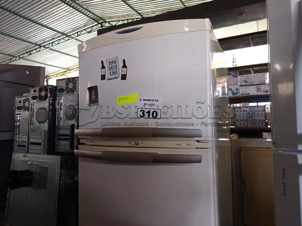 LOTE 310 - 01 GELADEIRA MARCA BRASTEMP 220V. (NO ESTADO) ATENÇÃO! FAZER A VISITAÇÃO ANTES DE ARREMATAR, NÃO SABEMOS SE FUNCIONA. LEILÃO NÃO TEM GARANTIA E NEM DEVOLUÇÃO, SUJEITO A POSSÍVEIS AVARIAS VISÍVEIS/OCULTAS E/OU AUSÊNCIA DE COMPONENTES.