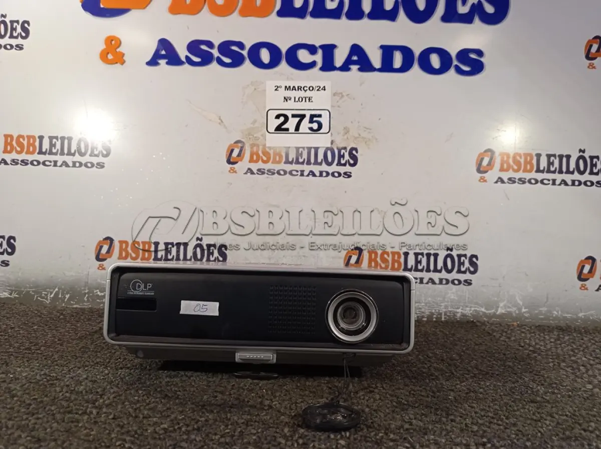 LOTE 275 - 01 PROJETOR MULTIMIDIA MARCA LG. (NO ESTADO) ATENÇÃO! FAZER A VISITAÇÃO ANTES DE ARREMATAR, NÃO SABEMOS SE FUNCIONA. LEILÃO NÃO TEM GARANTIA E NEM DEVOLUÇÃO, SUJEITO A POSSÍVEIS AVARIAS VISÍVEIS/OCULTAS E/OU AUSÊNCIA DE COMPONENTES.