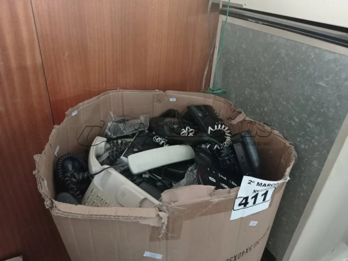 LOTE 411 - 01 LOTE COM VÁRIOS APARELHOS DE TELEFONE MARCAS E MODELOS DIVERSOS. (NO ESTADO) ATENÇÃO! FAZER A VISITAÇÃO ANTES DE ARREMATAR, NÃO SABEMOS SE FUNCIONA. LEILÃO NÃO TEM GARANTIA E NEM DEVOLUÇÃO, SUJEITO A POSSÍVEIS AVARIAS VISÍVEIS/OCULTAS E/OU AUSÊNCIA DE COMPONENTES.