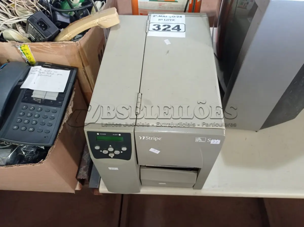 LOTE 324 - 01 IMPRESSORA DE ETIQUETAS MARCA ZEBRA. (NO ESTADO) ATENÇÃO! FAZER A VISITAÇÃO ANTES DE ARREMATAR, NÃO SABEMOS SE FUNCIONA. LEILÃO NÃO TEM GARANTIA E NEM DEVOLUÇÃO, SUJEITO A POSSÍVEIS AVARIAS VISÍVEIS/OCULTAS E/OU AUSÊNCIA DE COMPONENTES.