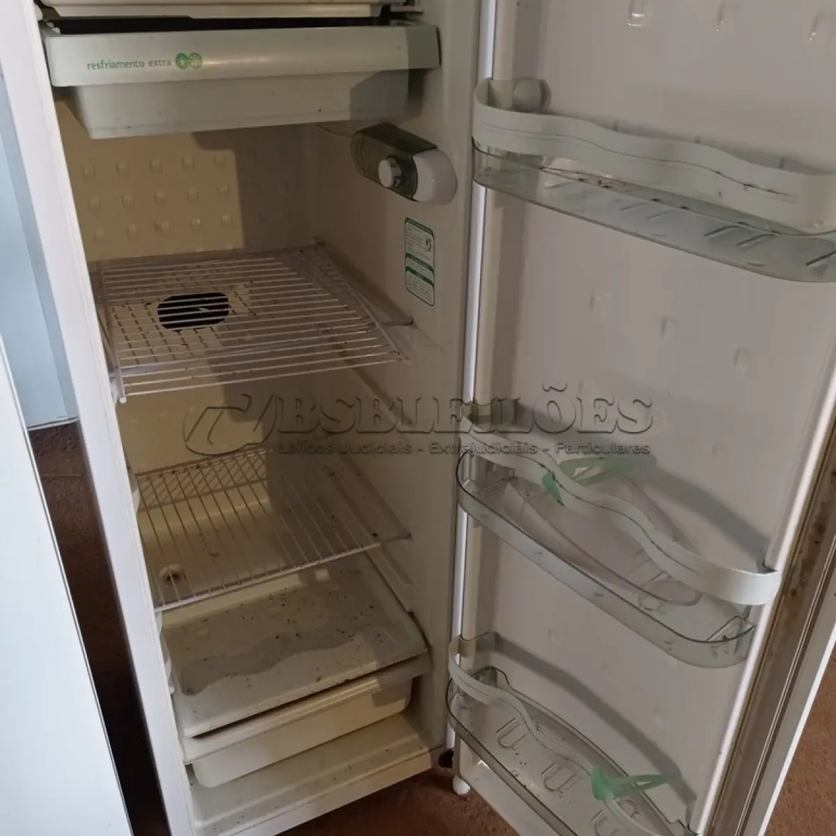 LOTE 309 - 01 GELADEIRA MARCA CÔNSUL 220V. (NO ESTADO) ATENÇÃO! FAZER A VISITAÇÃO ANTES DE ARREMATAR, NÃO SABEMOS SE FUNCIONA. LEILÃO NÃO TEM GARANTIA E NEM DEVOLUÇÃO, SUJEITO A POSSÍVEIS AVARIAS VISÍVEIS/OCULTAS E/OU AUSÊNCIA DE COMPONENTES.