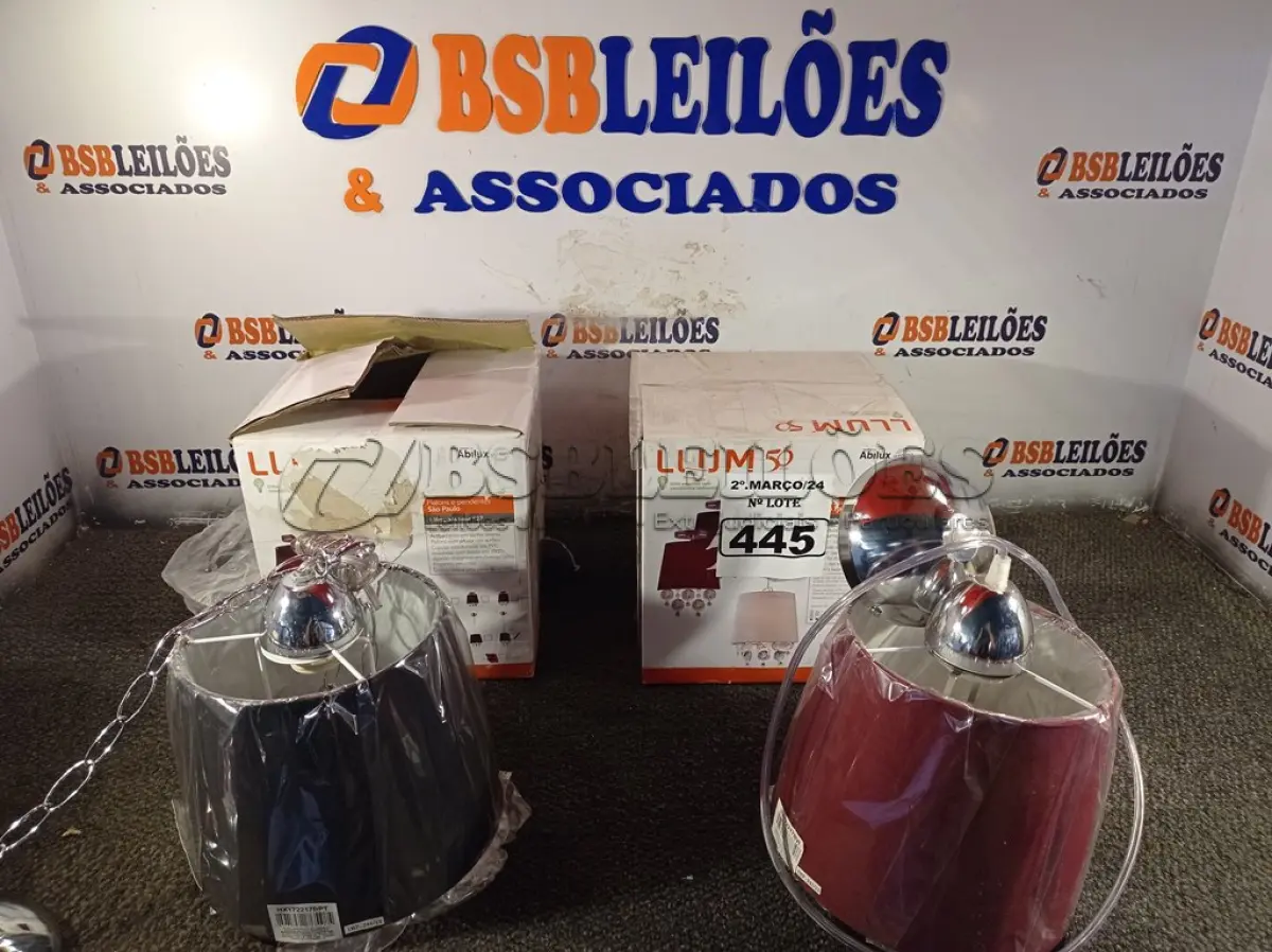 LOTE 445 - 02 LUMINÁRIAS PENDENTE SÃO PAULO. (NO ESTADO) ATENÇÃO! FAZER A VISITAÇÃO ANTES DE ARREMATAR, NÃO SABEMOS SE FUNCIONA. LEILÃO NÃO TEM GARANTIA E NEM DEVOLUÇÃO, SUJEITO A POSSÍVEIS AVARIAS VISÍVEIS/OCULTAS E/OU AUSÊNCIA DE COMPONENTES.