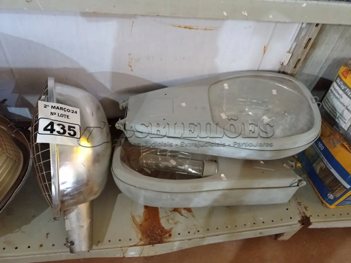 LOTE 435 - 07 LUMINÁRIAS DE POSTE DE ILUMINAÇÃO PÚBLICA. (NO ESTADO) ATENÇÃO! FAZER A VISITAÇÃO ANTES DE ARREMATAR, NÃO SABEMOS SE FUNCIONA. LEILÃO NÃO TEM GARANTIA E NEM DEVOLUÇÃO, SUJEITO A POSSÍVEIS AVARIAS VISÍVEIS/OCULTAS E/OU AUSÊNCIA DE COMPONENTES.