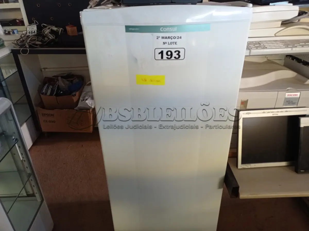 LOTE 193 - 01 GELADEIRA MARCA CÔNSUL 220V. (NO ESTADO) ATENÇÃO! FAZER A VISITAÇÃO ANTES DE ARREMATAR, NÃO SABEMOS SE FUNCIONA. LEILÃO NÃO TEM GARANTIA E NEM DEVOLUÇÃO, SUJEITO A POSSÍVEIS AVARIAS VISÍVEIS/OCULTAS E/OU AUSÊNCIA DE COMPONENTES.