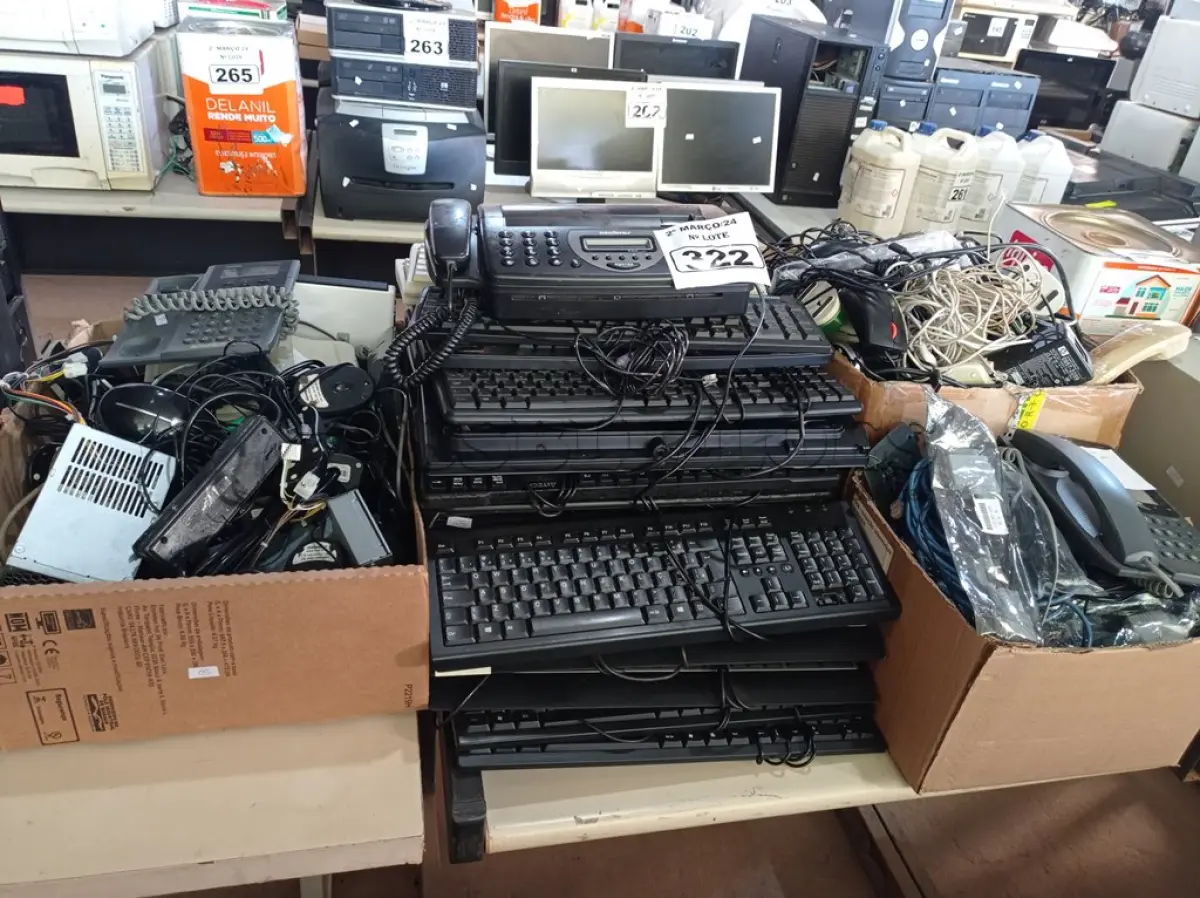 LOTE 322 - 01 LOTE COM FONTES, CABOS, 01 APARELHO DE FAX E PERIFÉRICOS DE INFORMÁTICA DIVERSOS. (NO ESTADO) ATENÇÃO! FAZER A VISITAÇÃO ANTES DE ARREMATAR, NÃO SABEMOS SE FUNCIONA. LEILÃO NÃO TEM GARANTIA E NEM DEVOLUÇÃO, SUJEITO A POSSÍVEIS AVARIAS VISÍVEIS/OCULTAS E/OU AUSÊNCIA DE COMPONENTES.