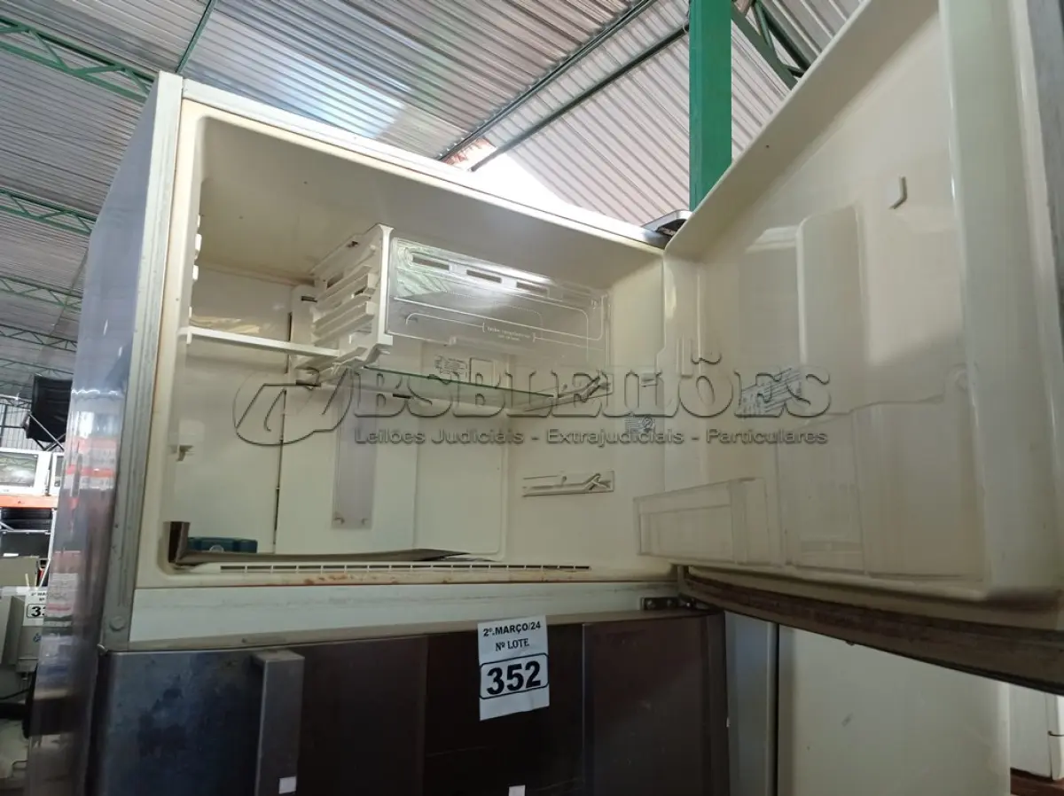 LOTE 352 - 01 GELADEIRA MARCA ELECTROLUX 220V. (NO ESTADO) ATENÇÃO! FAZER A VISITAÇÃO ANTES DE ARREMATAR, NÃO SABEMOS SE FUNCIONA. LEILÃO NÃO TEM GARANTIA E NEM DEVOLUÇÃO, SUJEITO A POSSÍVEIS AVARIAS VISÍVEIS/OCULTAS E/OU AUSÊNCIA DE COMPONENTES.