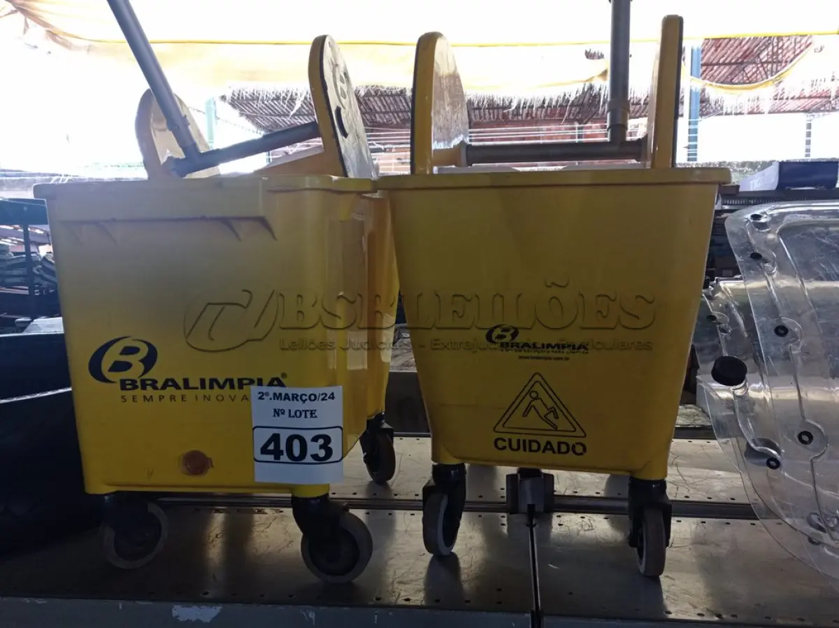 LOTE 403 - 02 CARRINHOS DE LIMPEZA. (NO ESTADO) ATENÇÃO! FAZER A VISITAÇÃO ANTES DE ARREMATAR, NÃO SABEMOS SE FUNCIONA. LEILÃO NÃO TEM GARANTIA E NEM DEVOLUÇÃO, SUJEITO A POSSÍVEIS AVARIAS VISÍVEIS/OCULTAS E/OU AUSÊNCIA DE COMPONENTES.