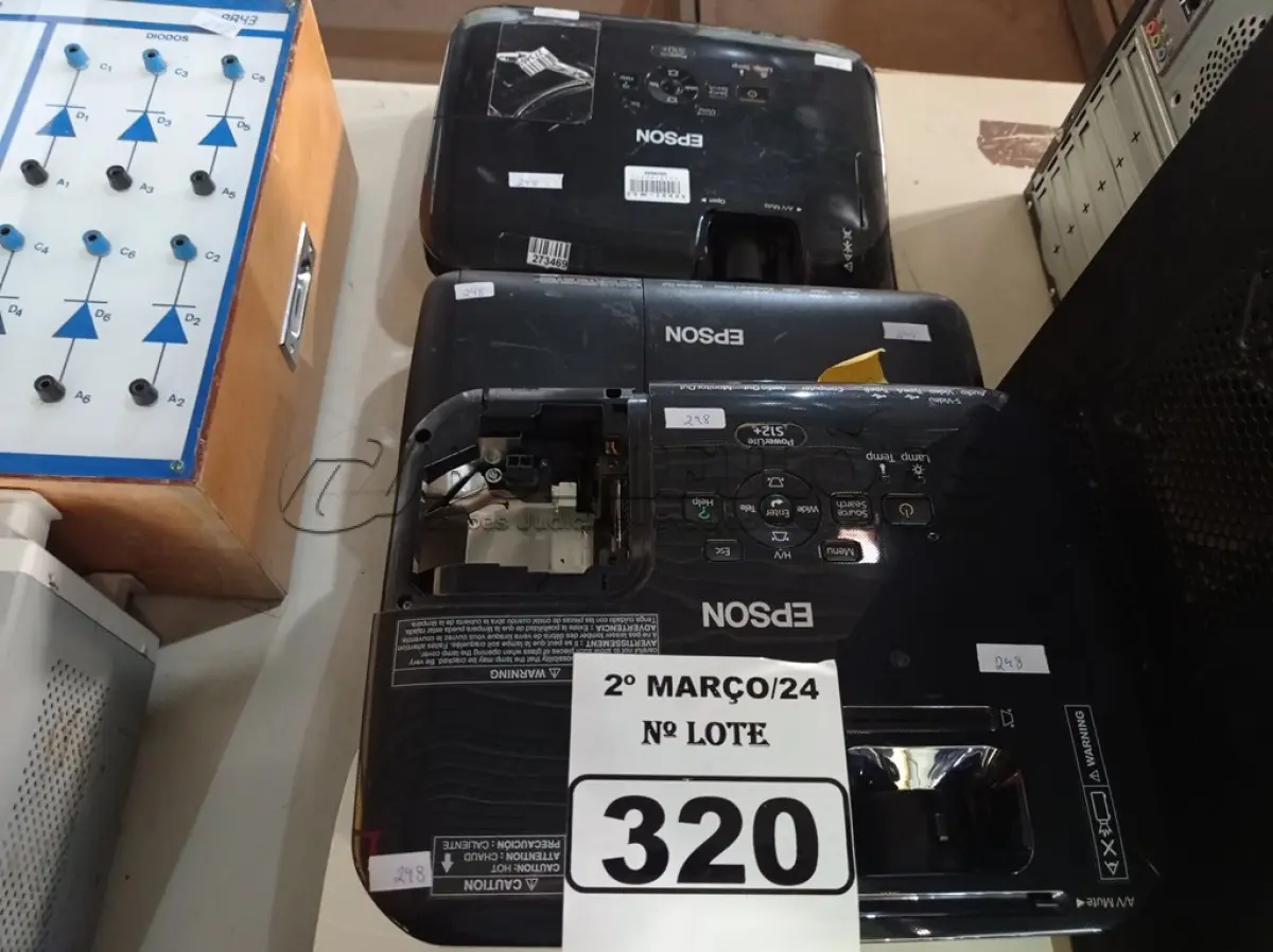 LOTE 320 - 04 PROJETORES MULTIMIDIA MARCAS E MODELOS DIVERSOS PARA RETIRADA DE PEÇAS. (NO ESTADO) ATENÇÃO! FAZER A VISITAÇÃO ANTES DE ARREMATAR, NÃO SABEMOS SE FUNCIONA. LEILÃO NÃO TEM GARANTIA E NEM DEVOLUÇÃO, SUJEITO A POSSÍVEIS AVARIAS VISÍVEIS/OCULTAS E/OU AUSÊNCIA DE COMPONENTES.